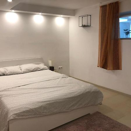 Bescheidene Untergeschoss Wohnung In Guter Lage. Köln Exteriör bild