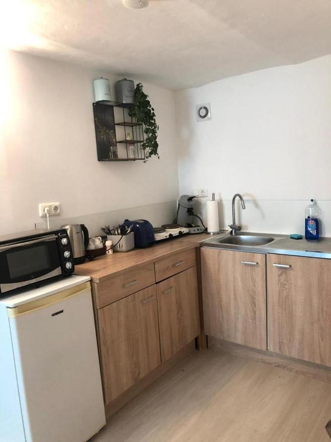 Bescheidene Untergeschoss Wohnung In Guter Lage. Köln Exteriör bild