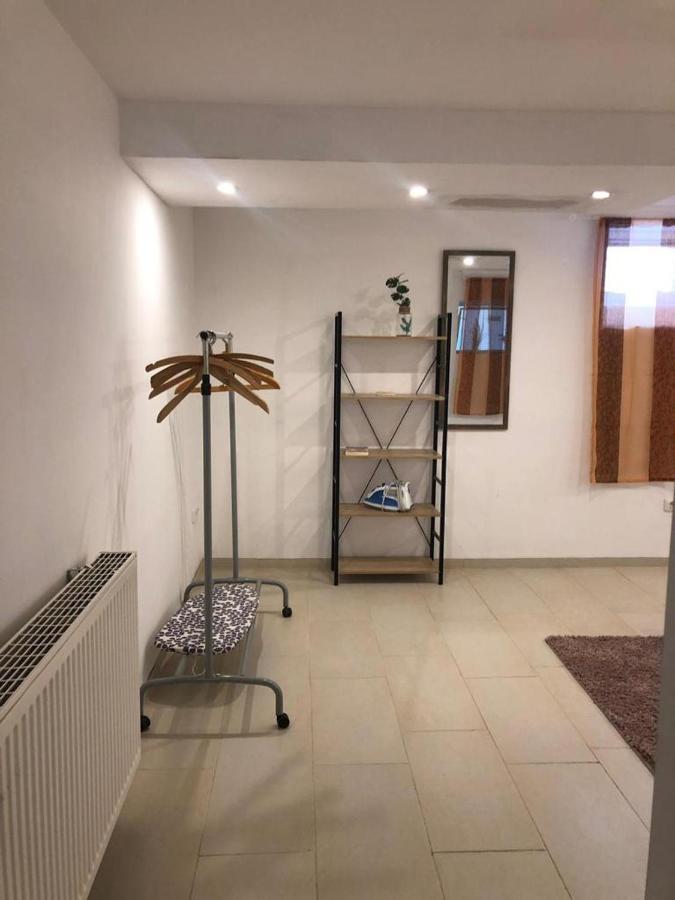 Bescheidene Untergeschoss Wohnung In Guter Lage. Köln Exteriör bild